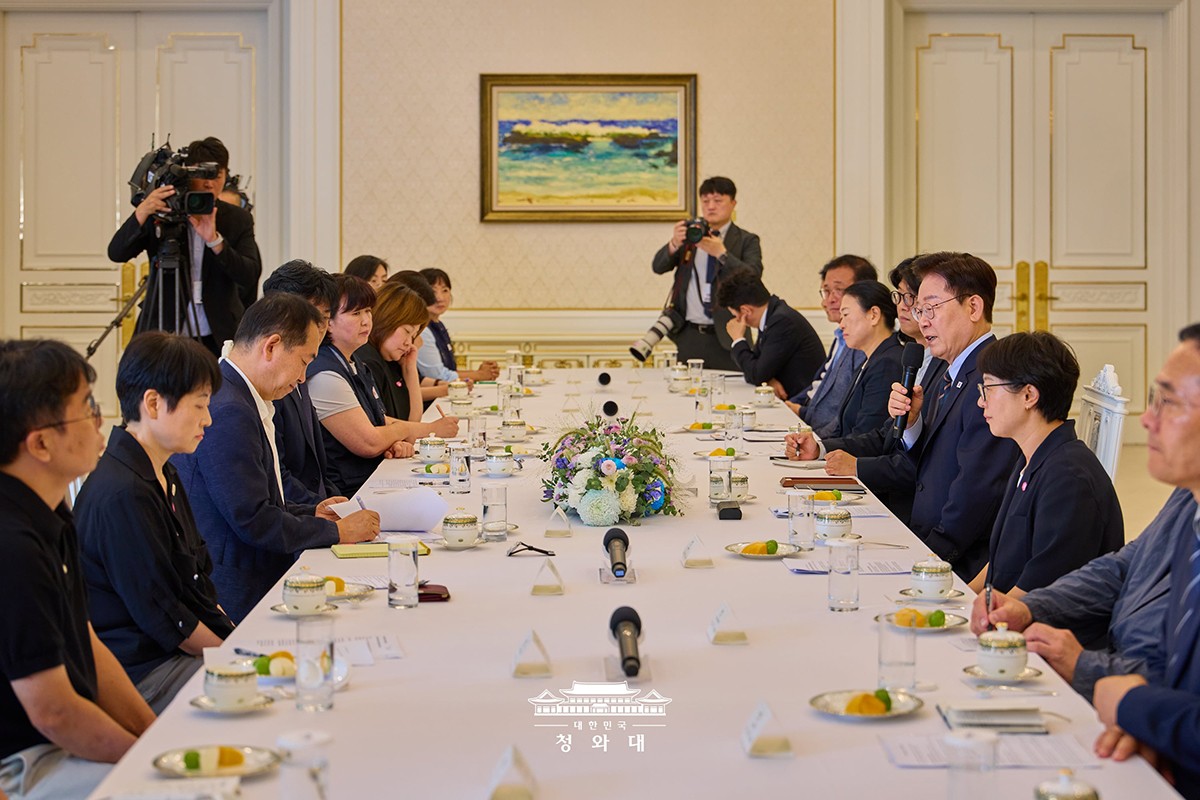 4日、韓国の市民社会団体関係者との懇談会で発言する李在明大統領。青瓦台提供。