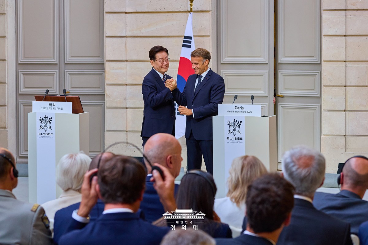 8日（現地時間）、フランス・パリで首脳会談を行った李在明大統領とマクロン大統領。写真は共同記者会見の様子。この中で李大統領は「両国はホルムズ海峡での航行の自由とグローバルサプライチェーンの安定が早くに回復されるよう、緊密な共助を続けていく」と明かした。青瓦台提供。