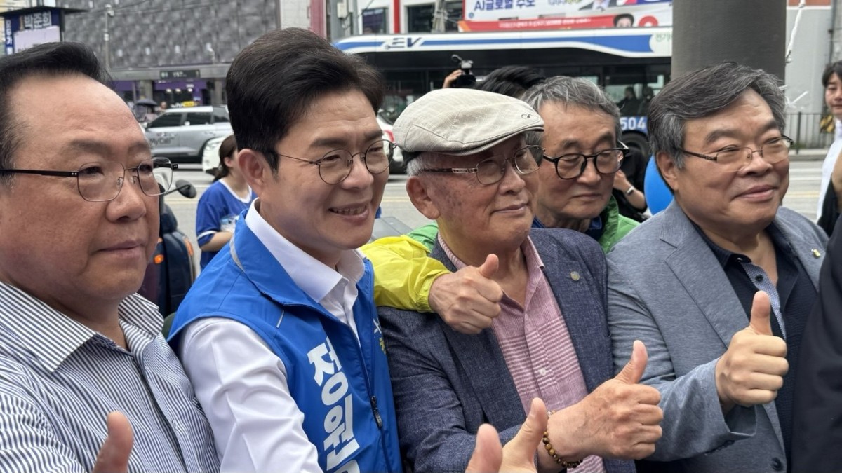 演説終了後、支持者に囲まれる鄭愿伍候補。同上。