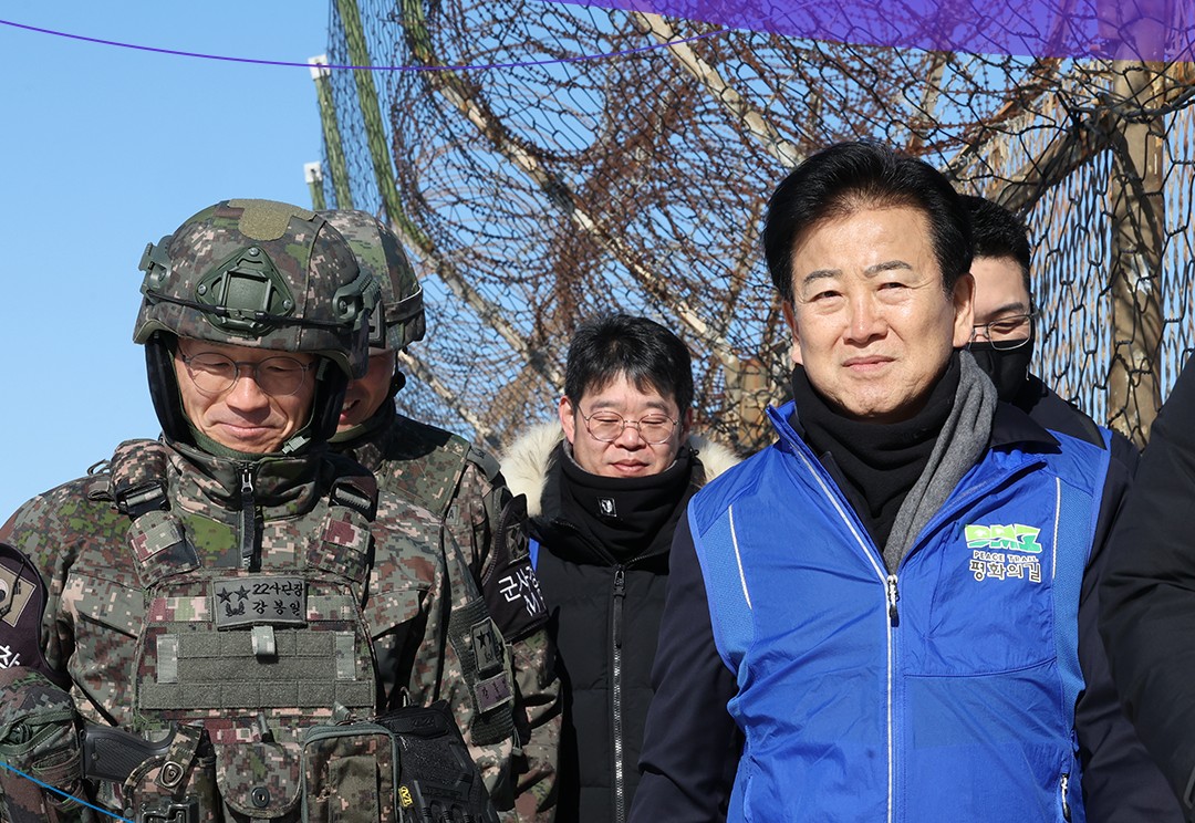 今月21日、軍事境界線に近い南北接境地域を訪れる鄭東泳統一部長官（右）。北朝鮮との「二国家論」も提唱している。統一部提供。