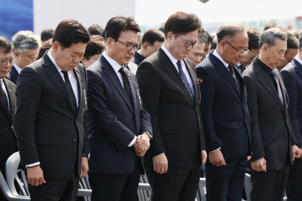 4月3日の追念式で黙とうする金民錫総理(左から二人目)。右隣は禹元植(ウ・ウォンシク)国会議長。国務総理室提供。