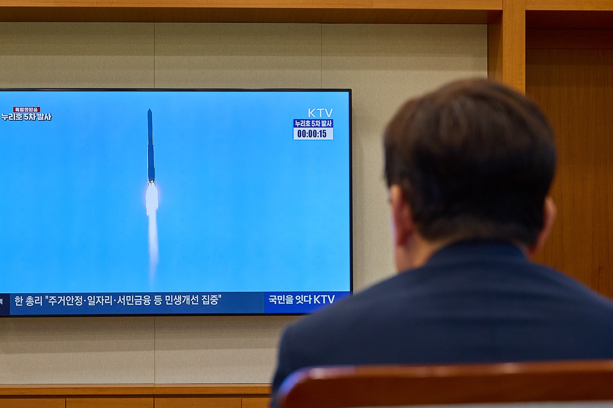 ヌリ号発射を見守る李在明大統領。このアングルはどこかの指導者が好むものだな、と思ってしまいました笑。青瓦台提供。