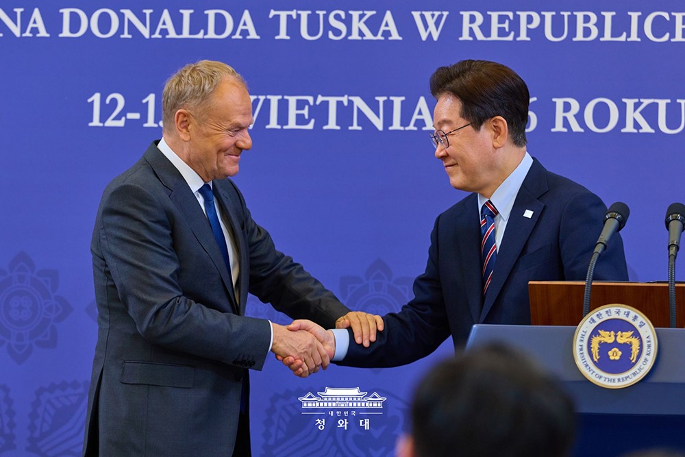 13日、首脳会談を行ったポーランドのドナルド・トゥスク首相(左)と李在明大統領。青瓦台提供。
