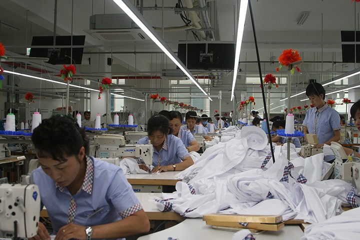 稼働当時の開城工団内部の様子。北朝鮮労働者の技術は高く品質は写真は開城工業団地支援財団提供。