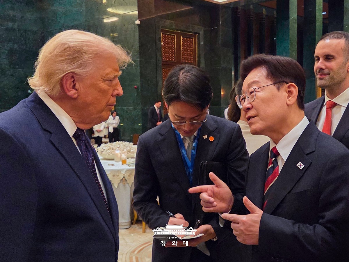今年7月、トルコ・アンカラでトランプ大統領と歓談する李在明大統領。11月の会合に向け、李大統領はゴルフの練習似励んでいるそう。青瓦台提供。