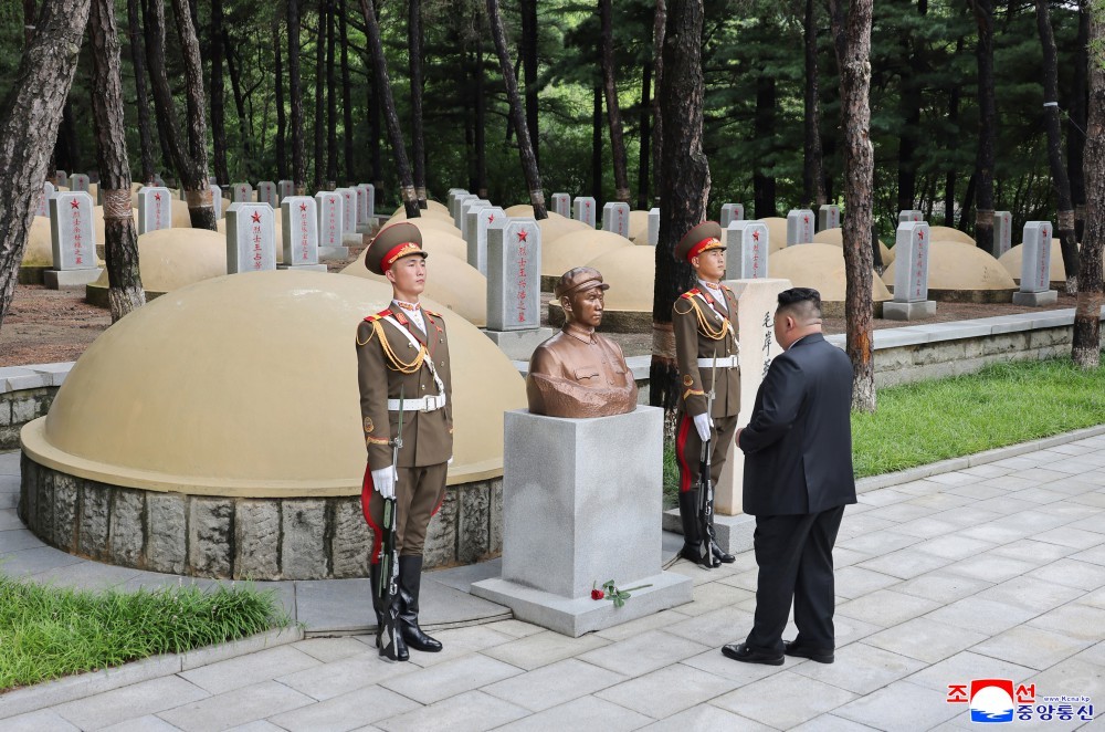 毛岸英の墓を詣でる金正恩氏。朝鮮中央通信提供。
