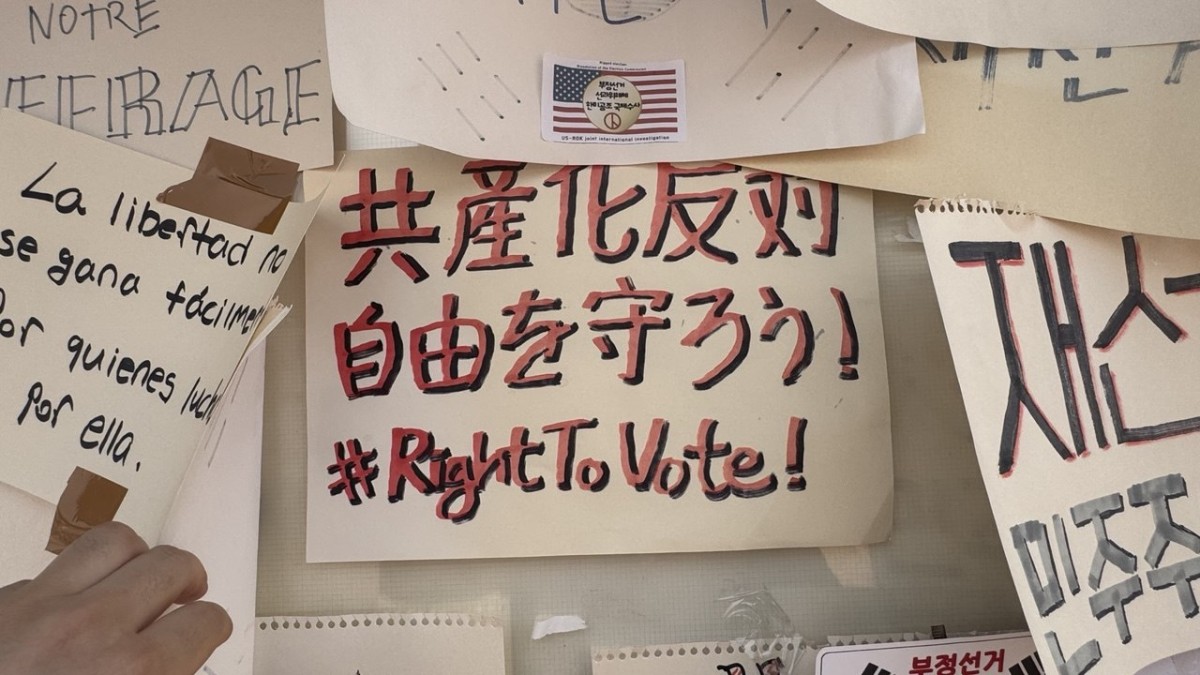 日本語のスローガンも。同上。