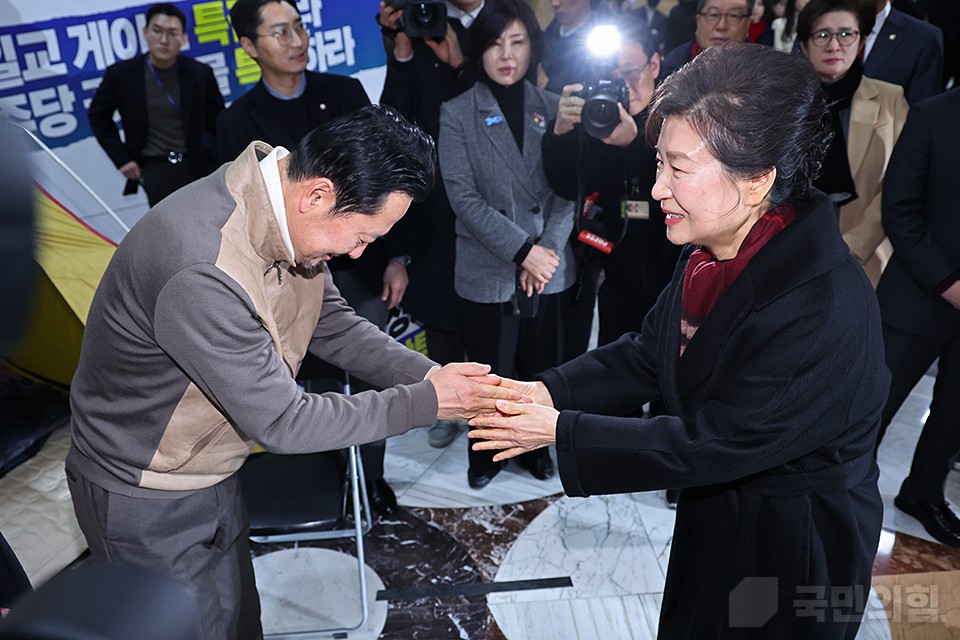 張東赫代表（左）を慰労する朴槿惠元大統領。国民の力提供。