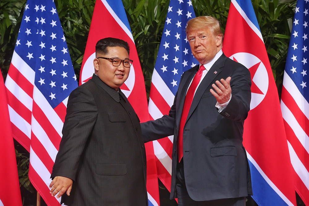 18年6月12日、シンガポールで行われた史上初の米朝首脳会談での両氏。写真は合同取材団。