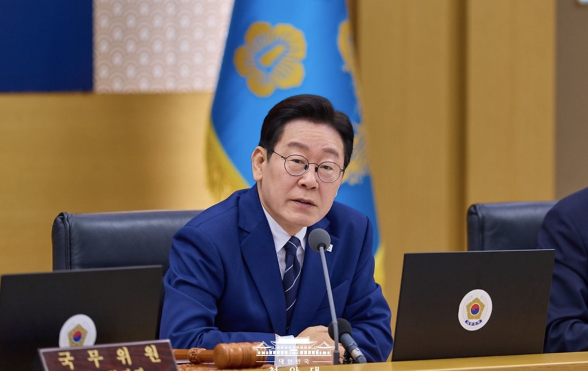 17日、国務会議で発言する李在明大統領。青瓦台提供。