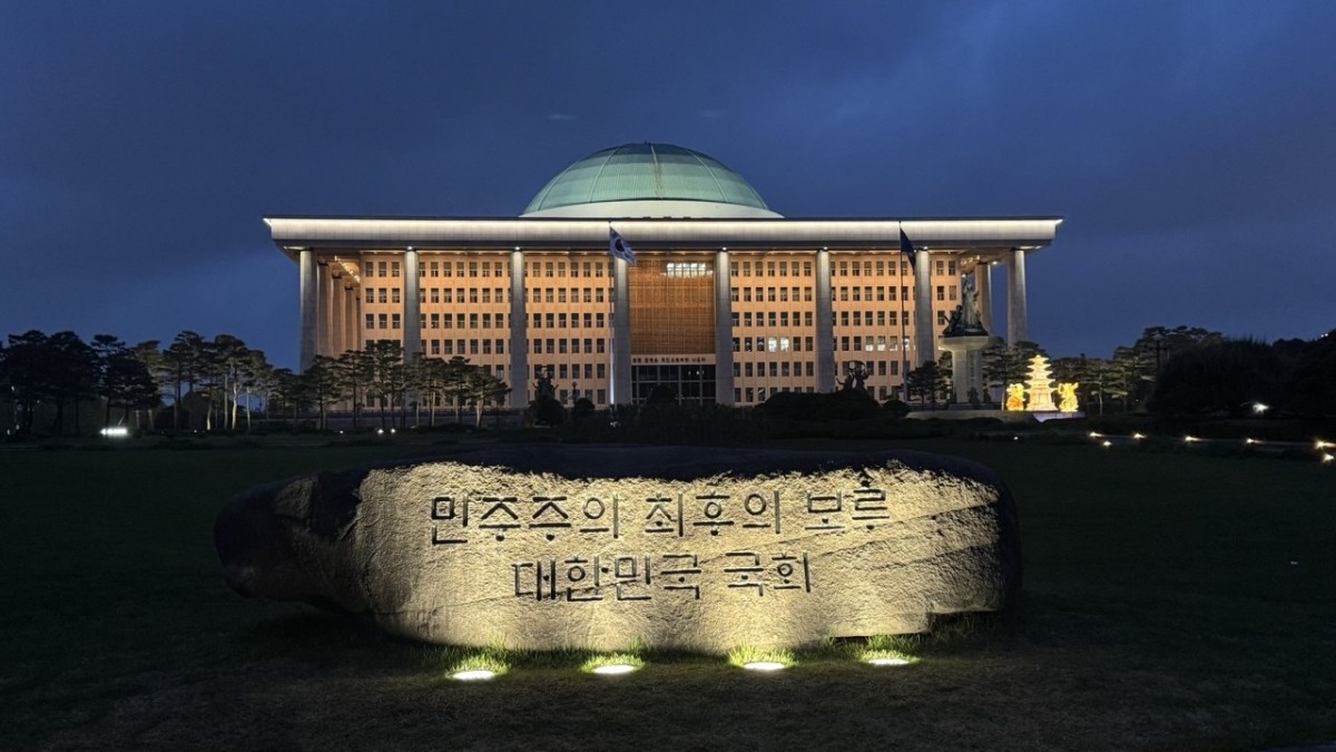 韓国国会。ソウル汝矣島（ヨイド）にあります。正門を入ってすぐのところにある碑（写真下部）には「民主主義最後の堡塁 大韓民国国会」とあります。24年12月3日の非常戒厳を切り抜けた後の25年に設置されました。今年5月、筆者撮影。