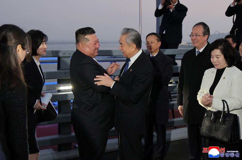 新鴨緑江大橋（朝鮮では朝中鴨緑江橋）上で抱擁する金正恩氏と中国の王毅外交部長。朝鮮中央通信より引用。