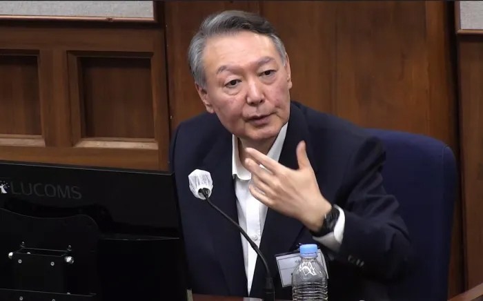 酒浸りの生活から解放（？）された尹錫悦氏。ソウル中央地裁提供。