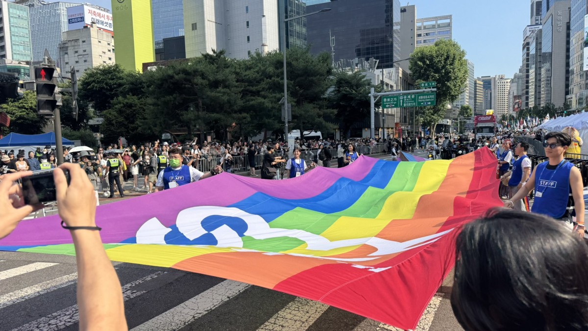 パレードの参加者ばかりでなく、沿道にもたくさんの市民がいました。主催者推定3万人とのことです。筆者撮影。