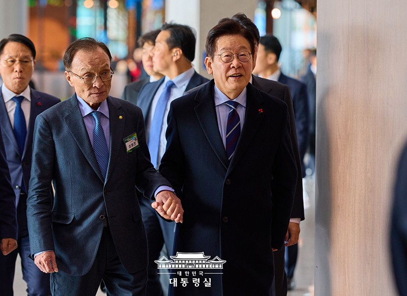 昨年12月、第22期民主平和統一諮問会議の発足式での李海瓚氏（左）。体調の悪さは伝えられていました。拷問の後遺症する見方もあります。青瓦台提供。