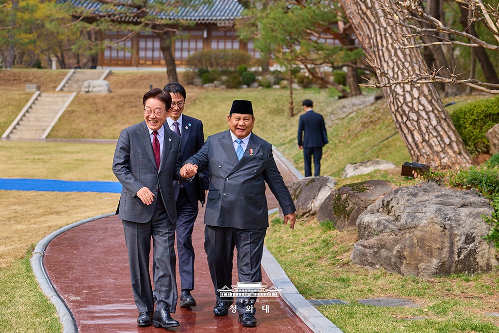 インドネシアのプラボウォ大統領と李在明大統領。青瓦台提供。外交関係はずっと政府提供の写真ばかりとなります。早くコリアフォーカスを拡大し、独自の写真を撮りたいものです。