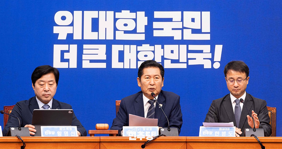 共に民主党の指導部。中央が鄭清来代表。同党提供。