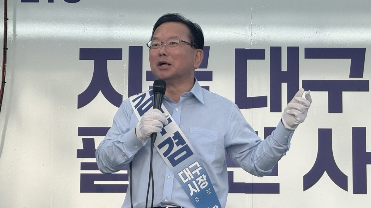 28日夕方、熱弁を振るう金富謙氏。筆者撮影。