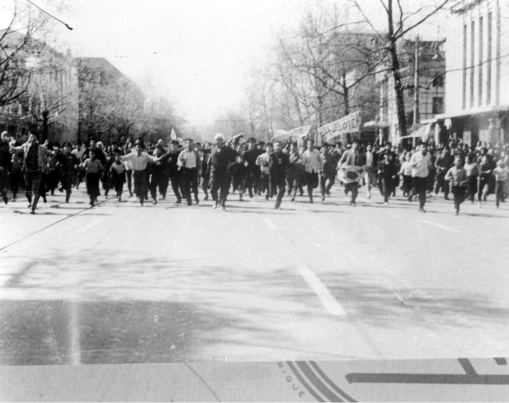 1960年4月19日、デモを行う学生・市民たち。国家記録院提供。