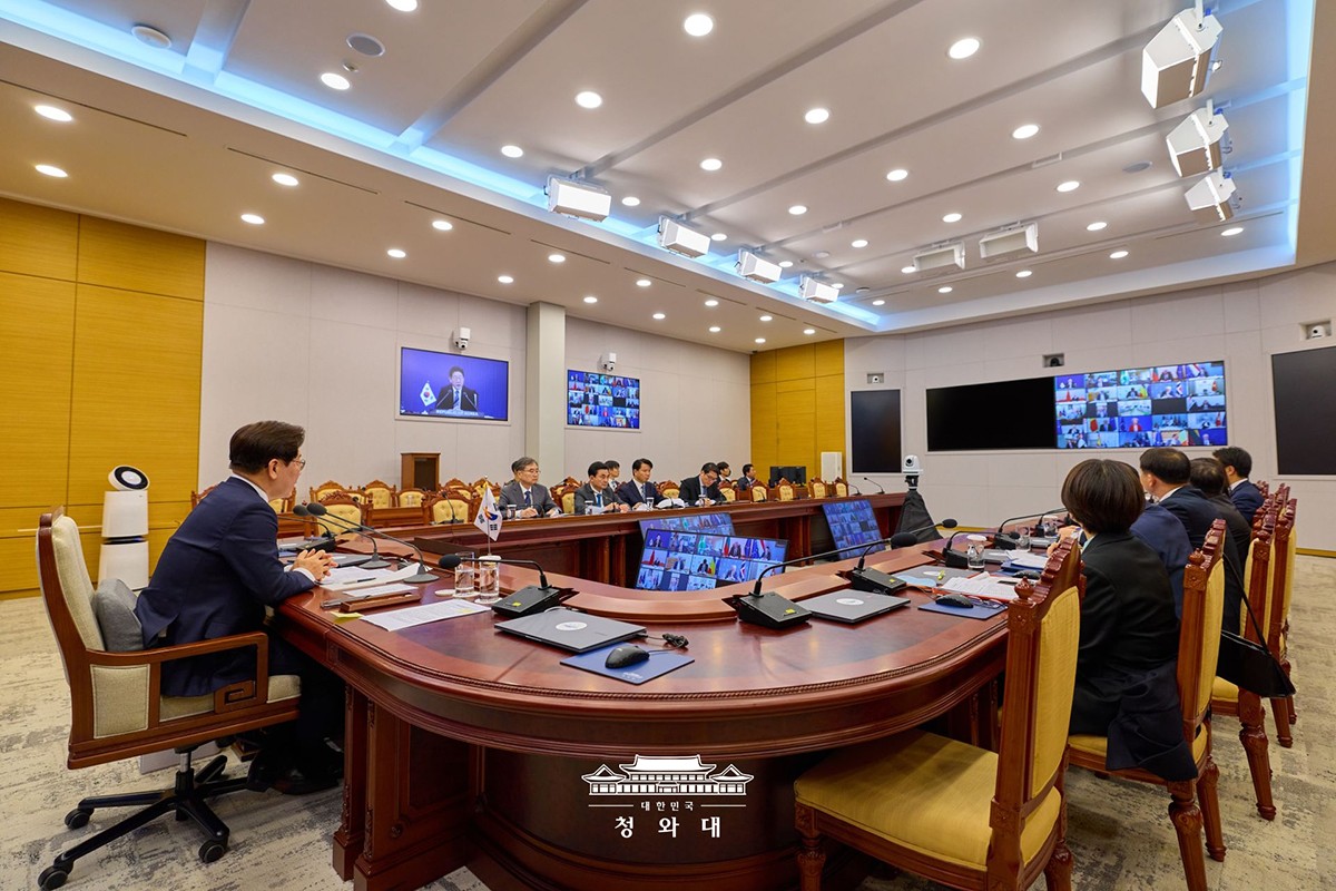 17日、会議に参加する李在明大統領（左端）。青瓦台提供。