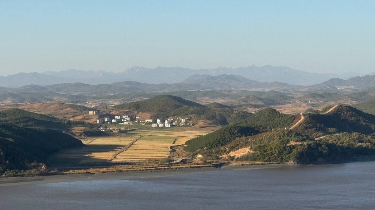 愛妓峰展望台から望む、黄海北道開豊郡。今日は天気が良く、遠くの松岳山までよく見えました。写真はいずれも27日、徐台教撮影。