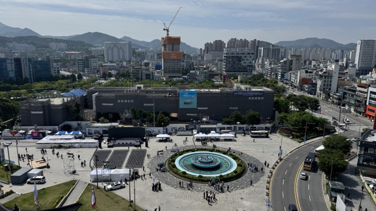 工事中の旧全南道庁。黒い幕で覆われている。25年5月18日筆者撮影。