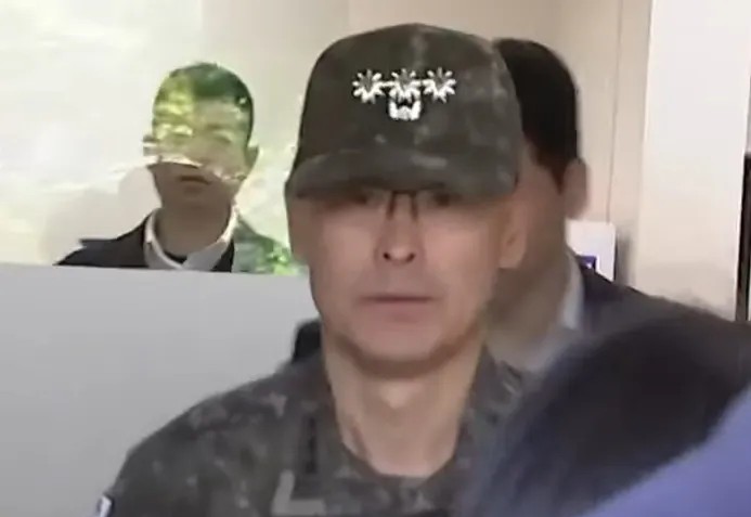 キム・ムンサン准将。写真は大領当時のもの。写真がない人物として知られています。これは非常戒厳後に国会に出席した際のものです。ネットより引用。