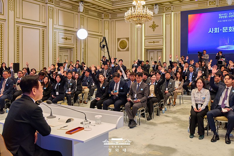 記者会見の様子。左手前が李在明大統領。青瓦台提供。