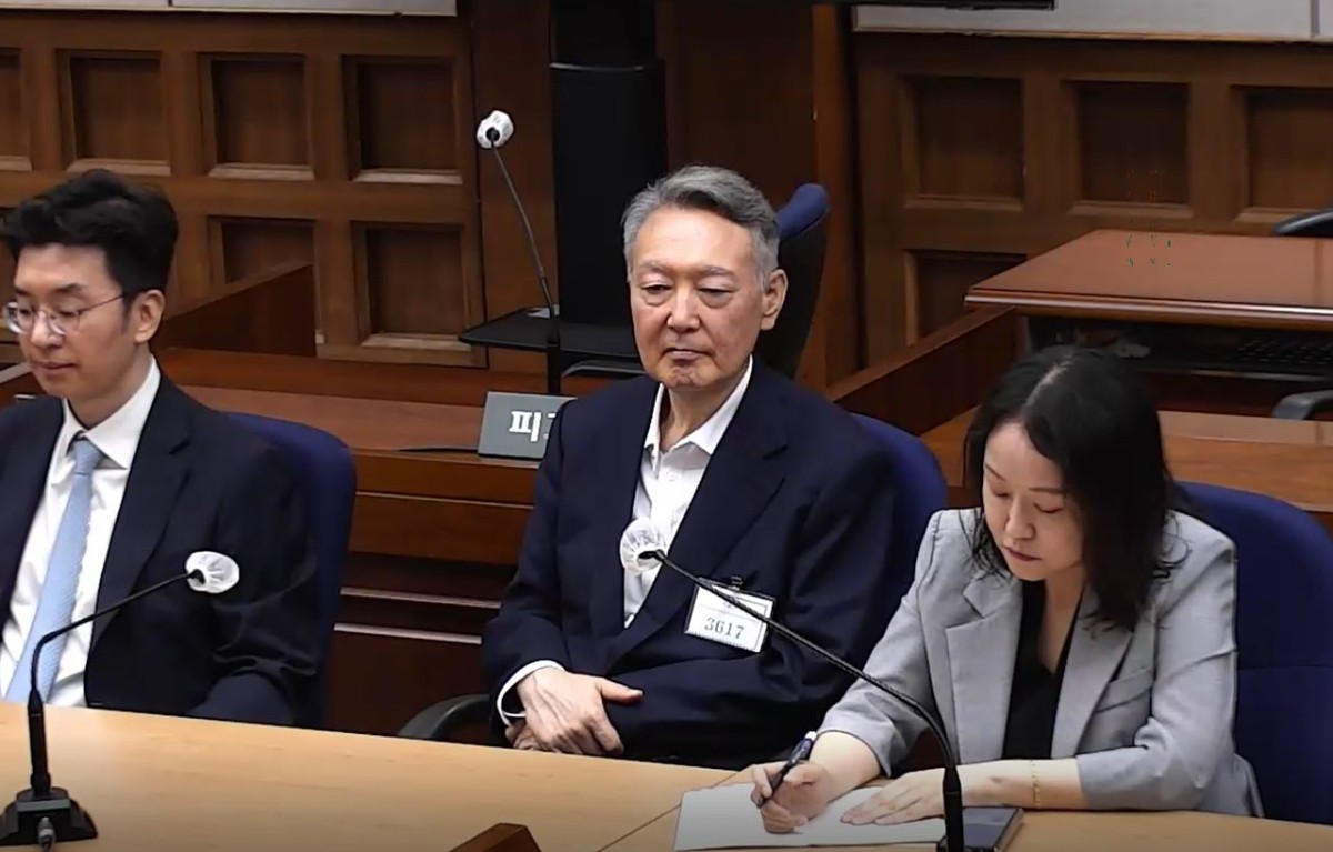 27日、裁判に臨む尹錫悦前大統領。収監時と比べ、かなりやつれた印象だ。裁判の様子はテレビで中継された。ソウル中央地裁提供。