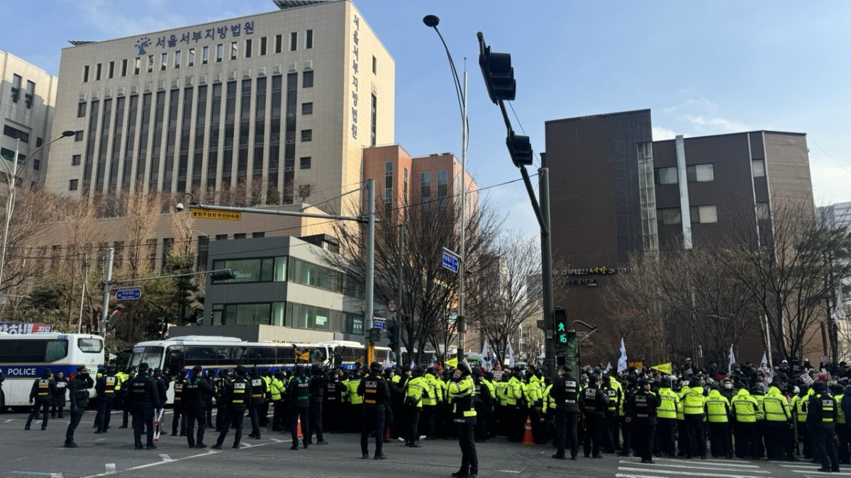 左の大きな建物がソウル西部地方裁判所。写真は、昨年1月19日午後1時に筆者が撮影したもの。襲撃から数時間後であったが、現場はなお騒然としていた。