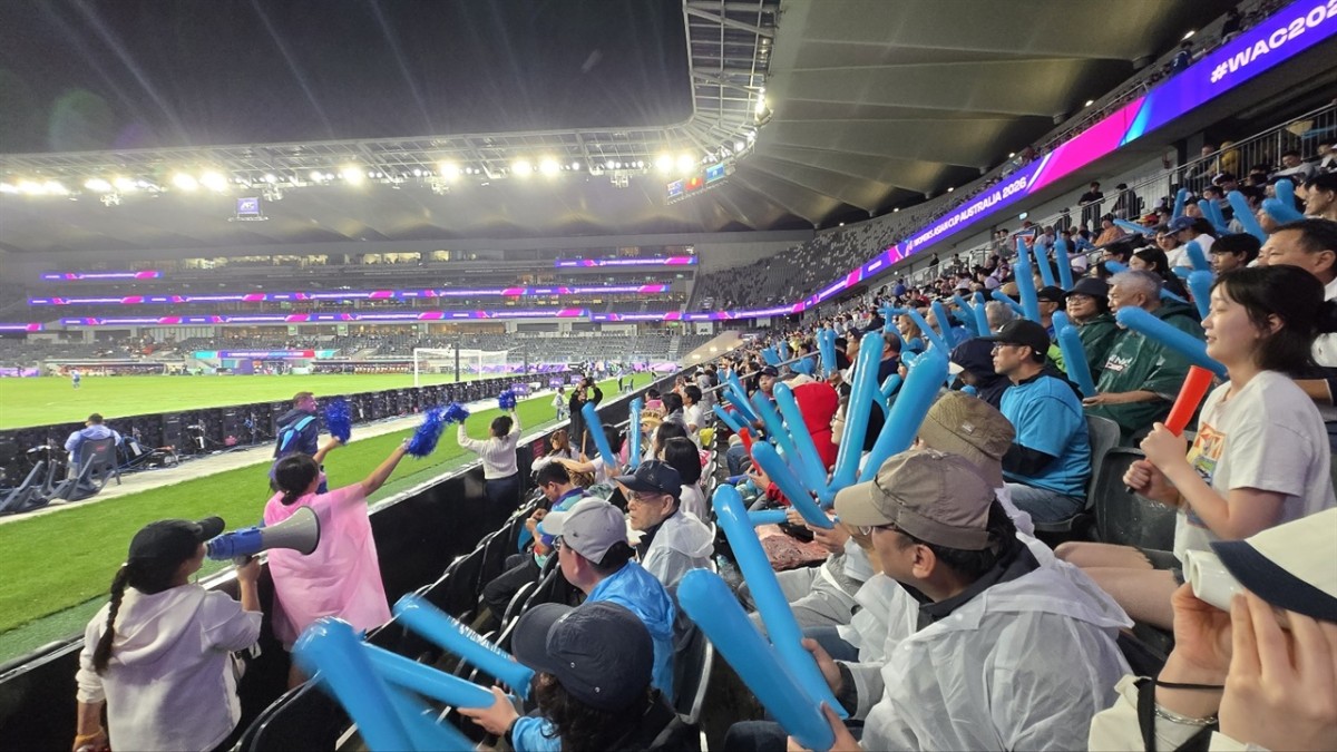 豪州で応援する「同胞応援団」。敢えて国旗や統一旗を掲げなかった。チョン・イルヨン氏提供。