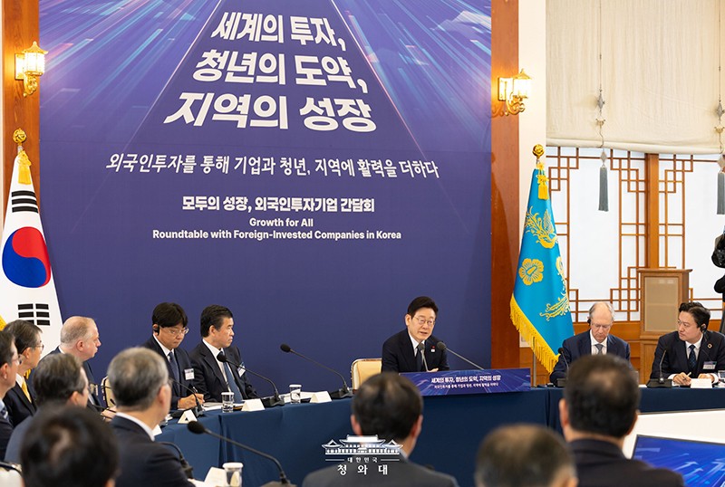 28日、外国人投資企業との懇談会を開く李在明大統領。「世界最高の投資環境を作る」と豪語しました。青瓦台提供。