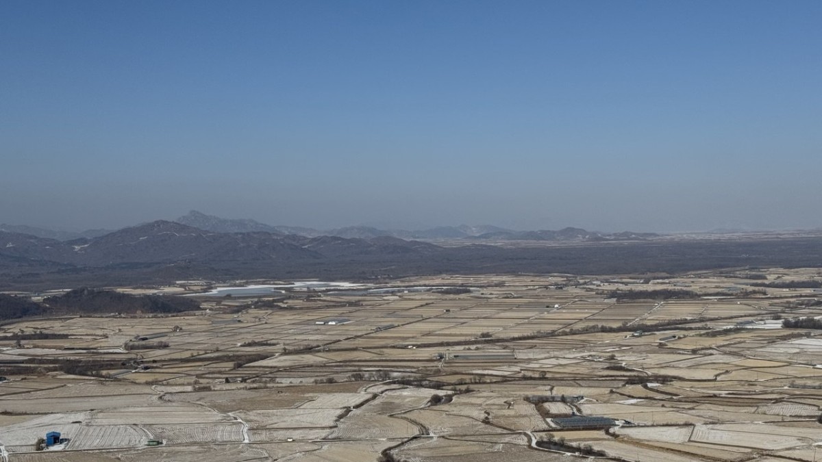 所伊山から望む鉄原平野。真ん中を横切る黒い帯は林で、その間に南北の軍事境界線があります。同上。