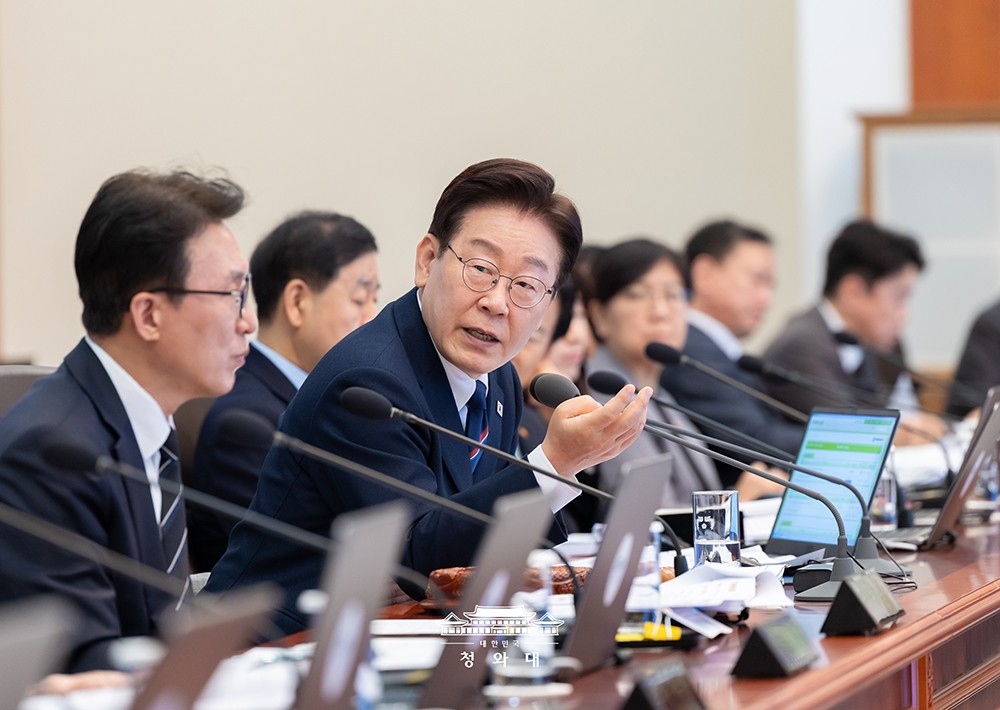 李在明大統領。支持率は60％台を維持し好調ですが、検察・司法改革をめぐっては様々な異論があります。