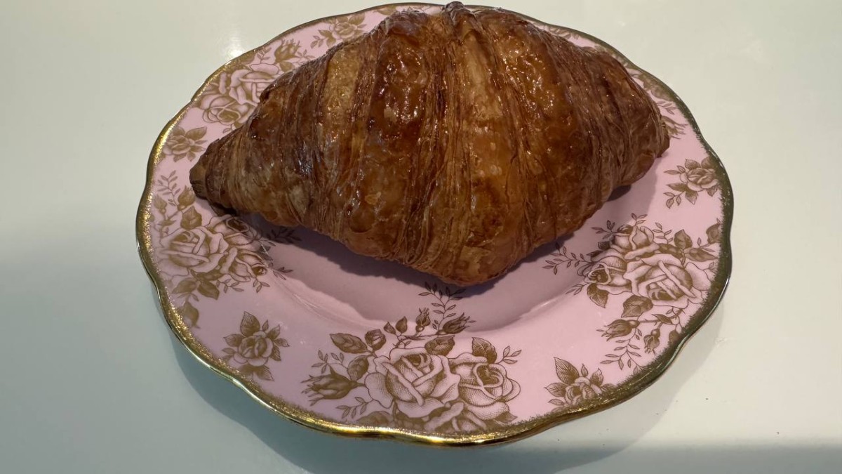 家にちょうどクロワッサンがありました。これも400円くらいするはずです。義母が買ってきてくれたものです。