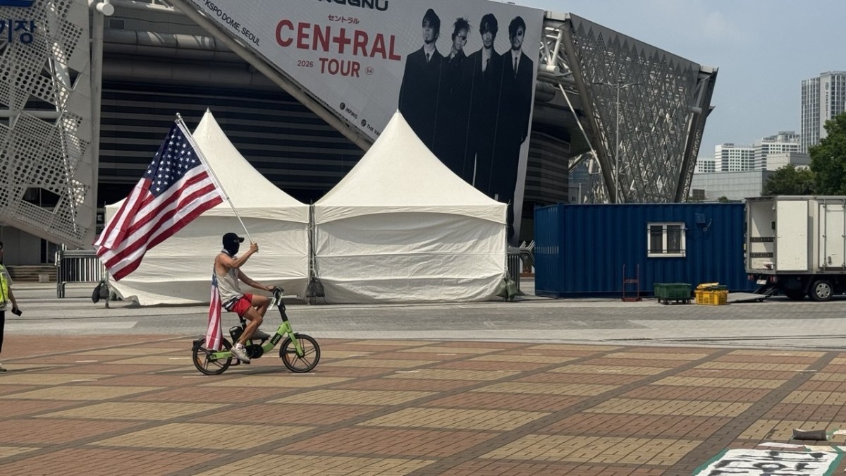 星条旗を掲げ行き来する市民も。同上。
