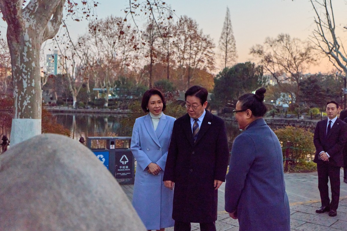 李在明氏は、上海で1932年に尹奉吉（ユン・ボンギル）が起こした「虹口公園義挙（日本では上海天長節爆弾事件）」の現場にも立ち寄った。