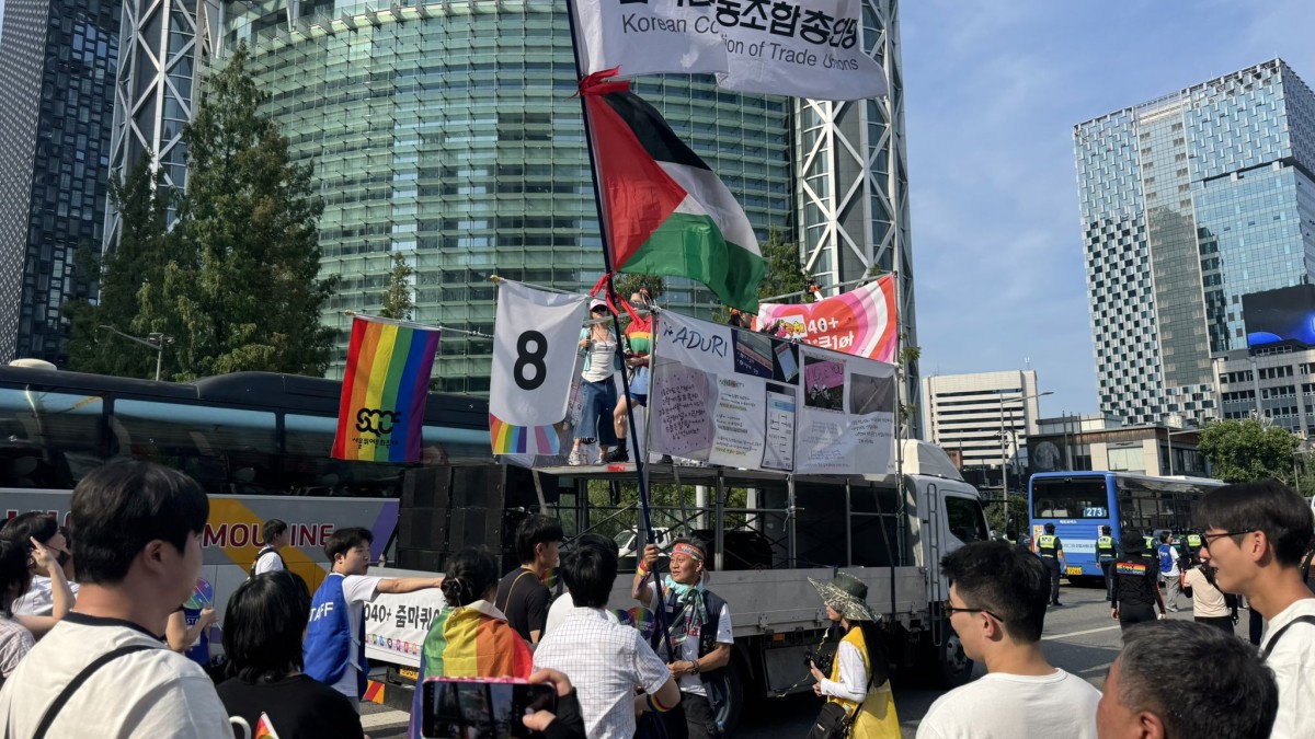 パレスチナの旗も。反戦の意識もある集会でした。筆者撮影。