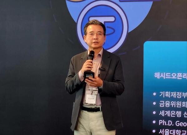 政策室長に就任する直前、25年5月の金容範氏。同氏Facebookより引用。