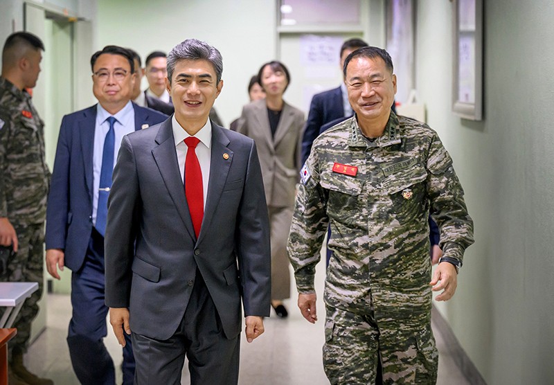 姜信哲国防部長官（前列左、赤いネクタイ）。国防部Xより引用。