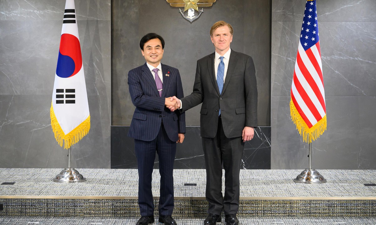 安圭伯国防長官（左）とエルブリッジ・コルビー国防部政策担当次官。韓国国防部提供。