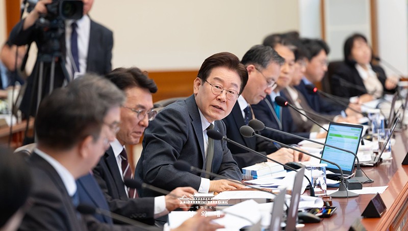 国務会議で発言する李在明大統領。青瓦台提供。