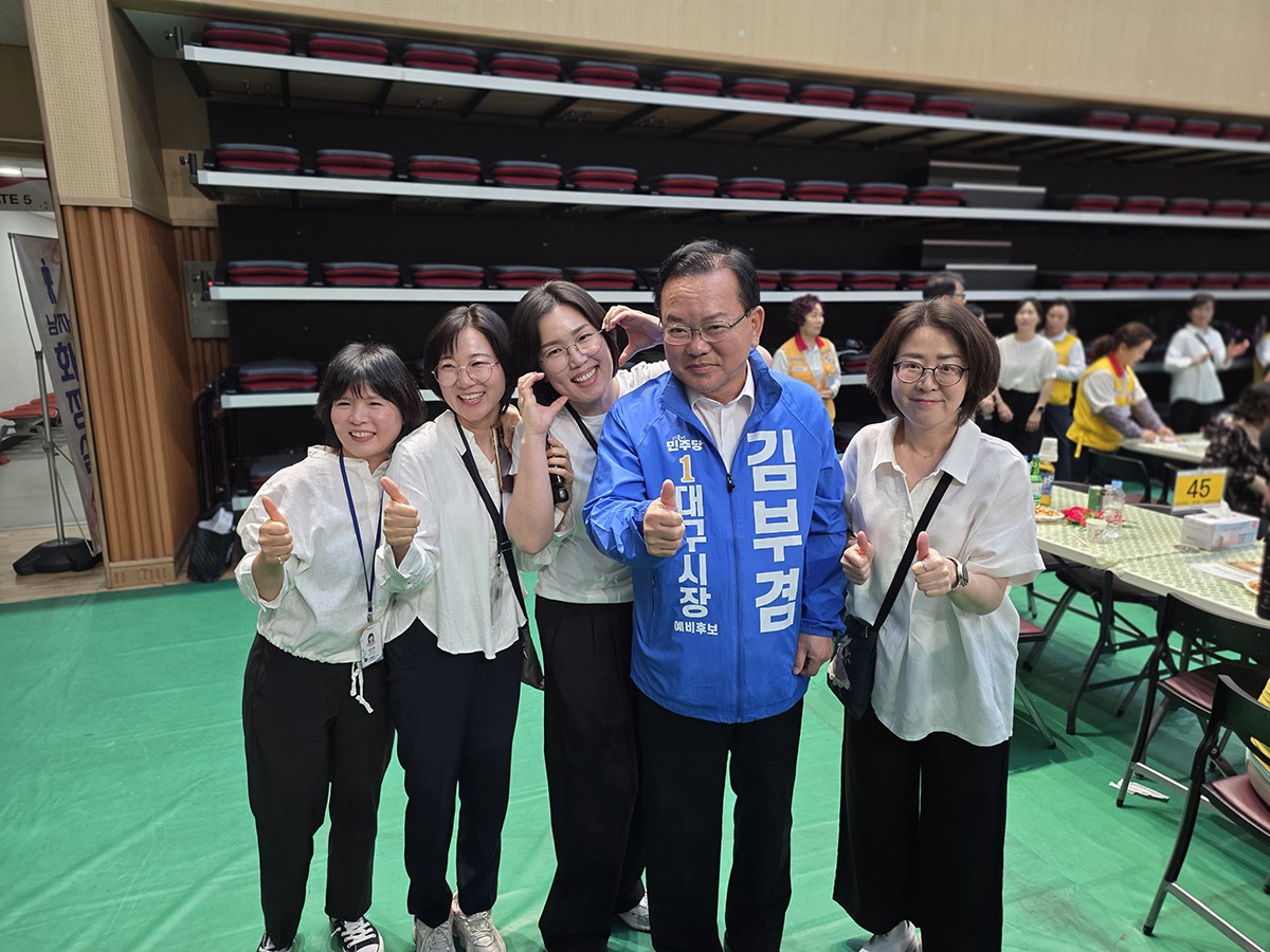 金富謙氏(右から二人目)。飾らない人柄でも知られます。同氏陣営提供。