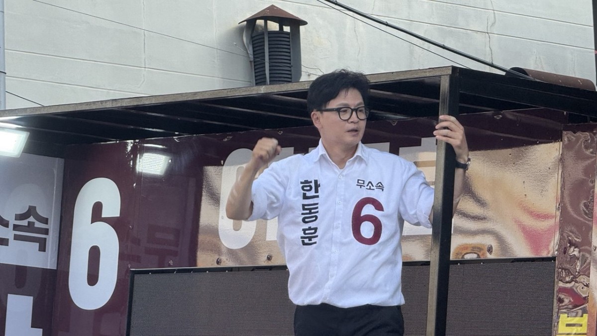 演説する韓東勲氏。29日、筆者撮影。