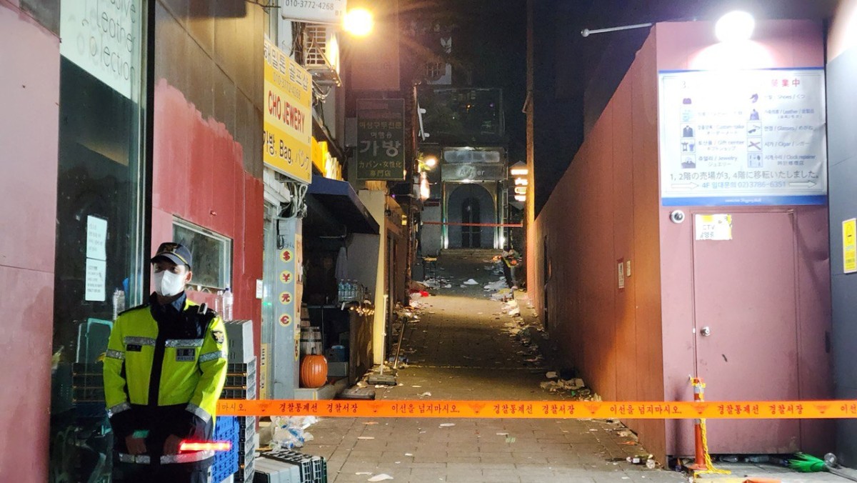 事故現場の路地。事故翌日の22年10月30日に筆者撮影。