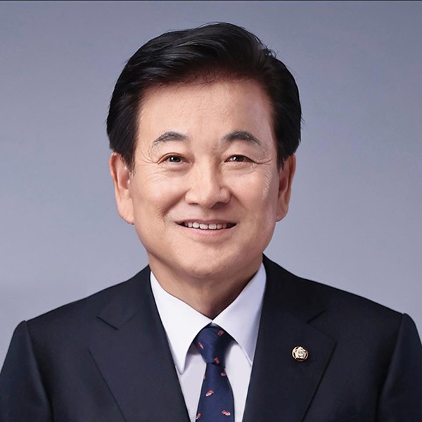 鄭東泳長官。同氏のfacebookより引用。