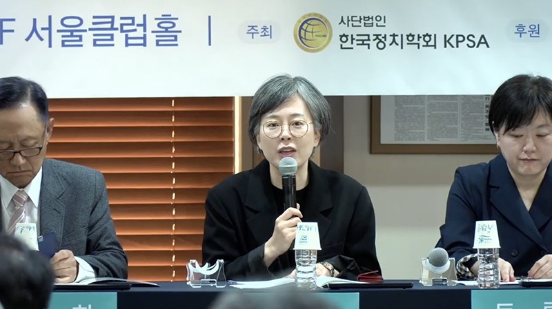 金聖敬（キム・ソンギョン）西江大学教授（中央）。YouTubeよりキャプチャ。