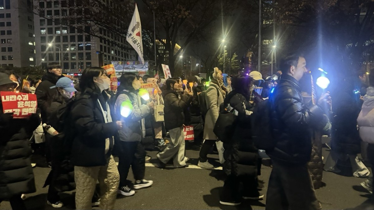 応援棒を手に、尹錫悦氏の弾劾を求める市民。24年12月10日、徐台教撮影。