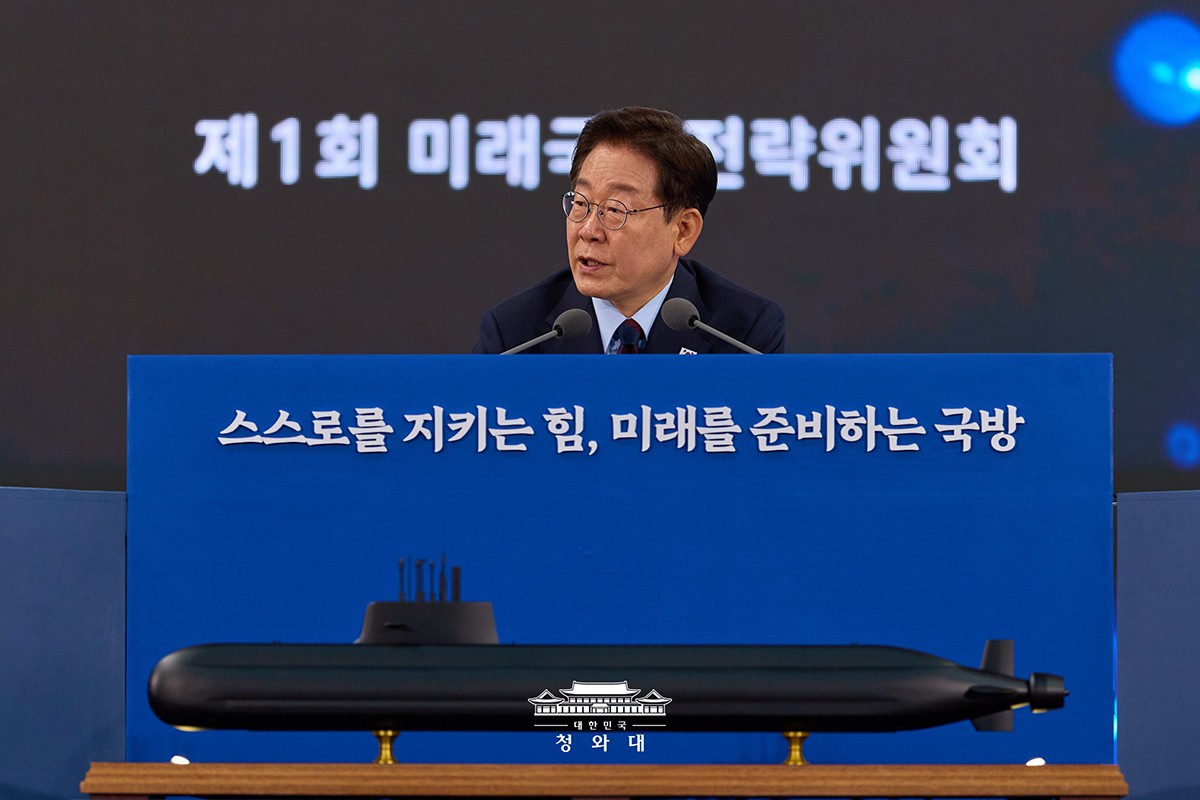 「第1回未来国防戦略委員会」に出席した李大統領。潜水艦の模型の上には「みずからを守る力、未来を準備する国防」とあります。米国に頼らずとも、自力で朝鮮民主主義人民共和国の脅威から韓国を守るということです。