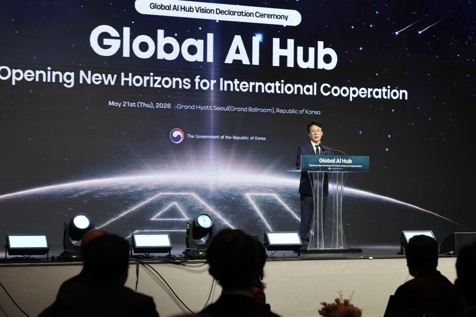 「グローバルAIハブ」発足式の様子。壇上が金民錫 (キム・ミンソク)国務総理。国務総理室提供。